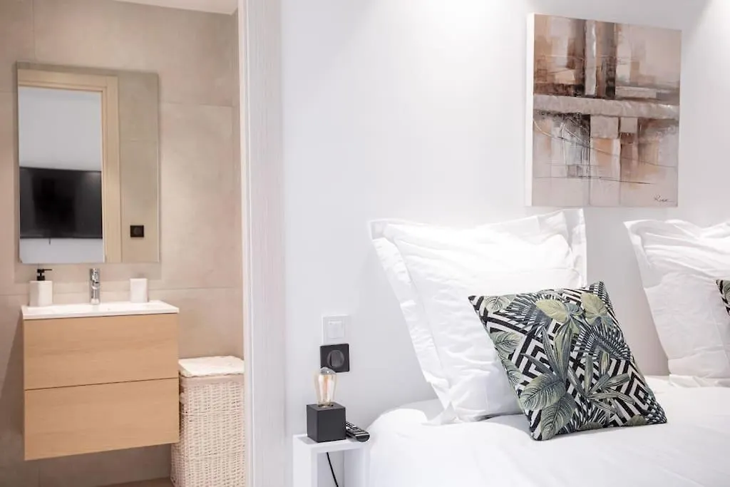 Amazing Apartment With Private Terrace & Full Air Conditioning - Walk To The Beach, La Croisette! - Latour Maubourg 18 By Halldis Cannes 0*,  Frankrijk