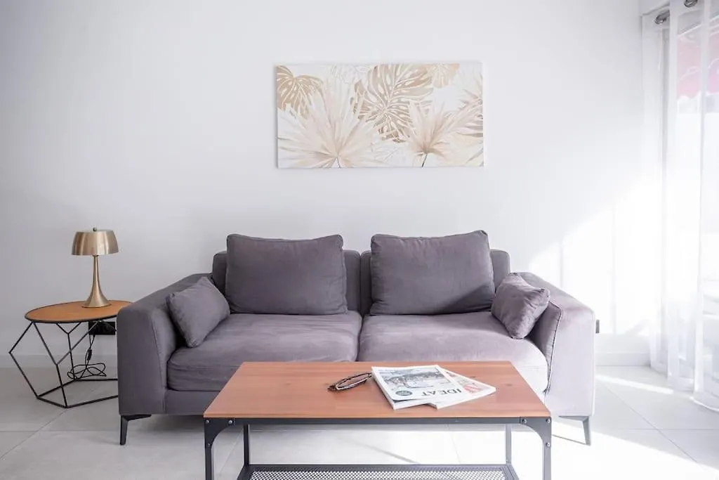 Amazing Apartment With Private Terrace & Full Air Conditioning - Walk To The Beach, La Croisette! - Latour Maubourg 18 By Halldis Cannes 0*,  Frankrig
